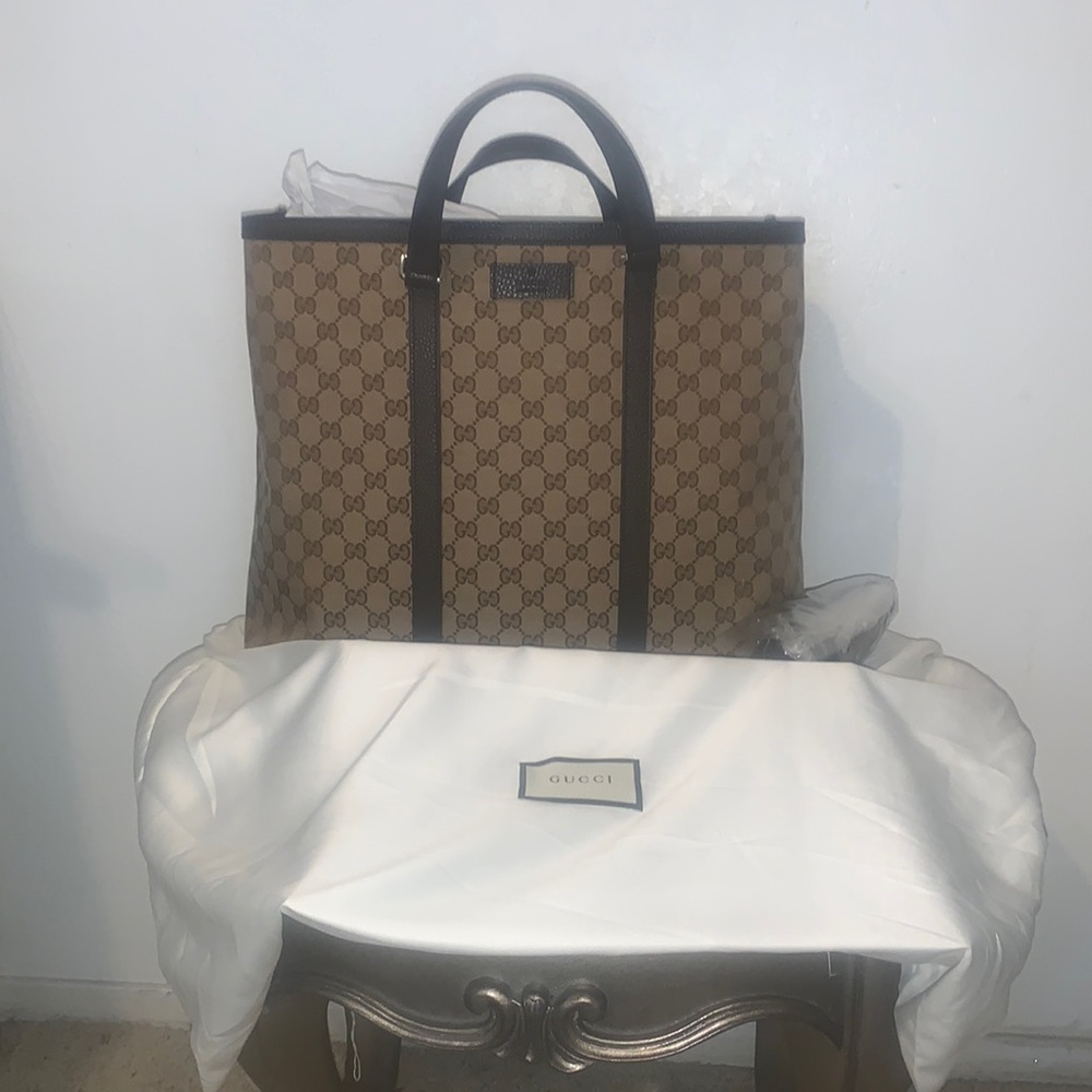 Great condition Gucci travel militate beige and brown/black T Moro bag!